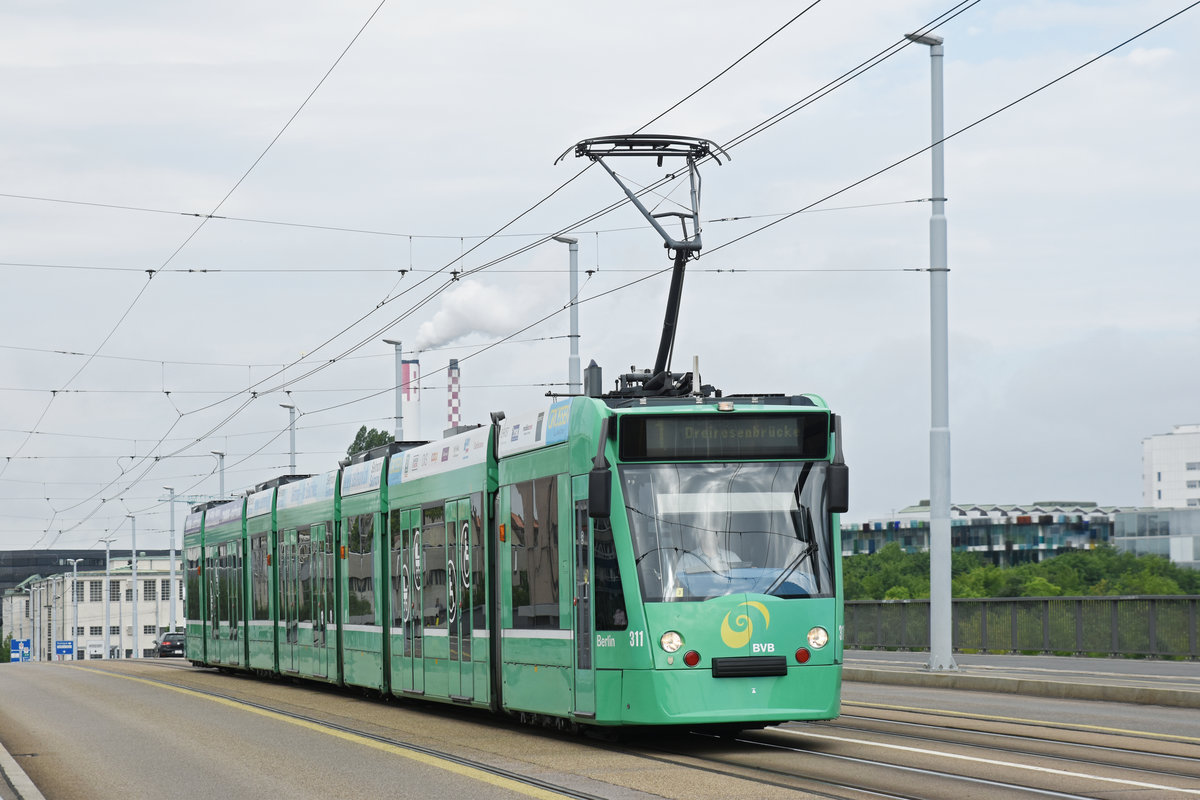 Be 6/8 Combino 311, auf der Linie 1, überquert die Dreirosenbrücke. Die Aufnahme stammt vom 31.05.2018.