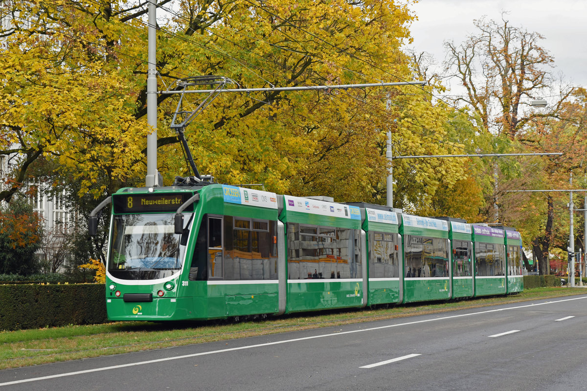 Be 6/8 Combino 311, auf der Linie 8, fährt zur Haltestelle am Bahnhof SBB. Die Aufnahme stammt vom 08.11.2018.