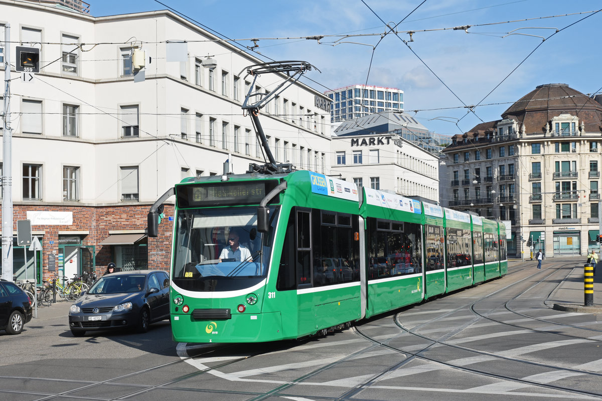 Be 6/8 Combino 311, auf der Linie 8, verlässt die Haltestelle Markthalle. Die Aufnahme stammt vom 18.09.2019.