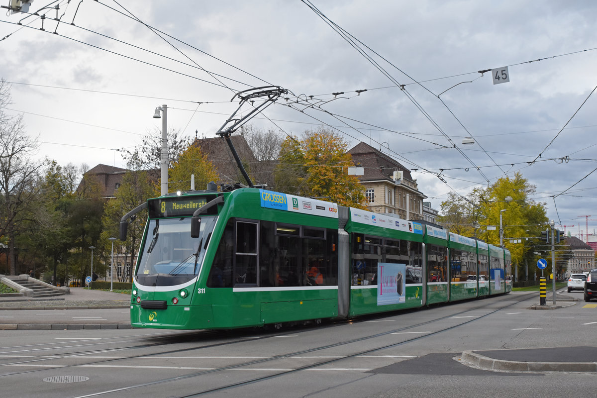 Be 6/8 Combino 311, auf der Linie 8, fährt zur Haltestelle Bahnhof SBB. Die Aufnahme stammt vom 07.11.2019.