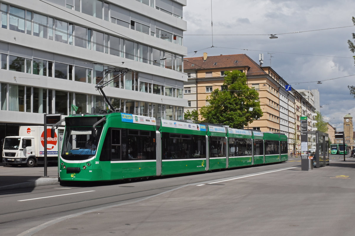 Be 6/8 Combino 311, auf der Linie 6, bedient die Haltestelle Gewerbeschule. Die Aufnahme stammt vom 29.04.2020.