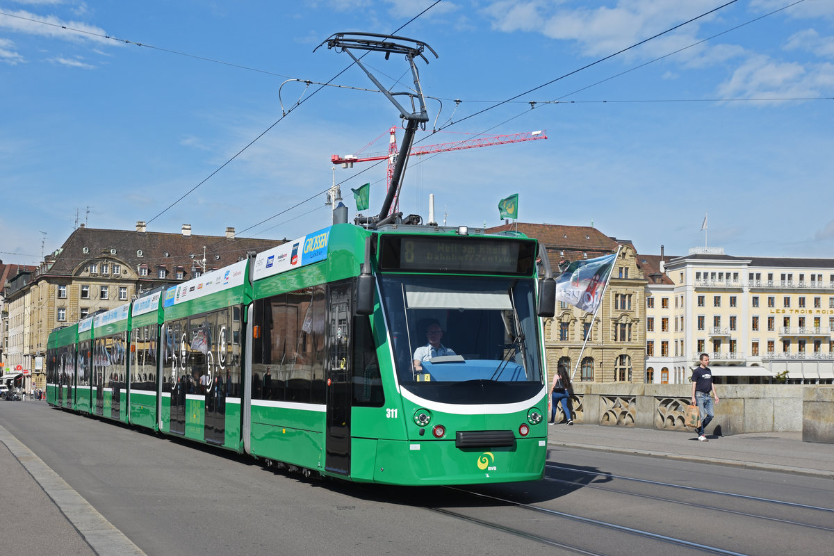Be 6/8 Combino 311, auf der Linie 8, überquert die Mittlere Rheinbrücke. Die Aufnahme stammt vom 12.06.2020.