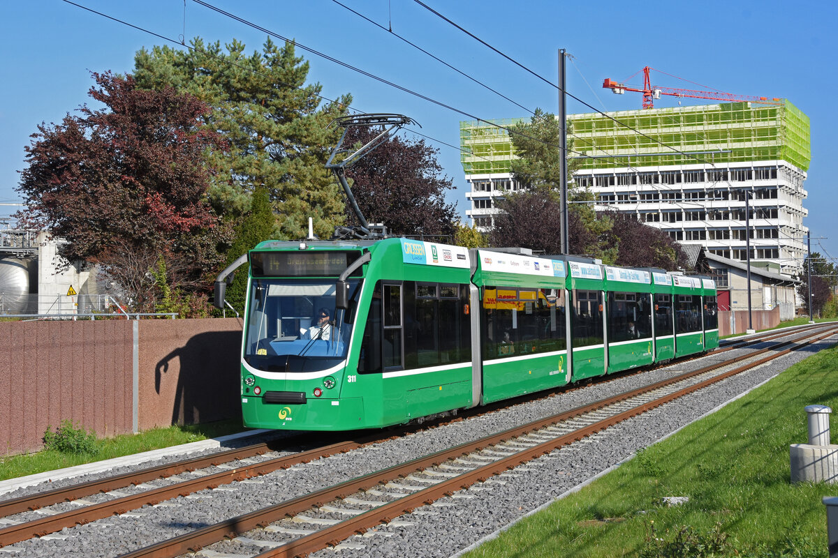 Be 6/8 Combino 311, auf der Linie 14, fährt Richtung Haltestelle Kästeli. Die Aufnahme stammt vom 16.10.2021.