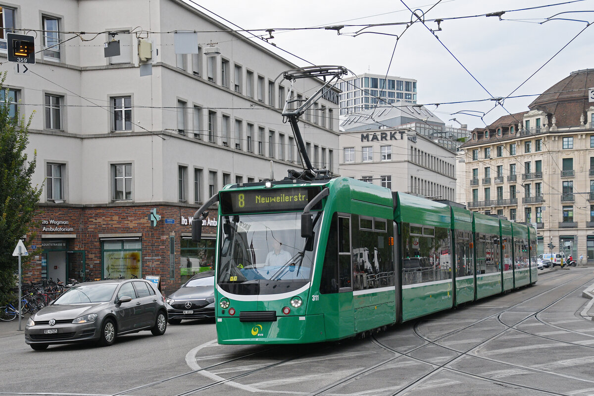 Be 6/8 Combino 311, auf der Linie 8, verl�sst am 17.08.2026 die Haltestelle Markthalle. Aufnahme Basel.