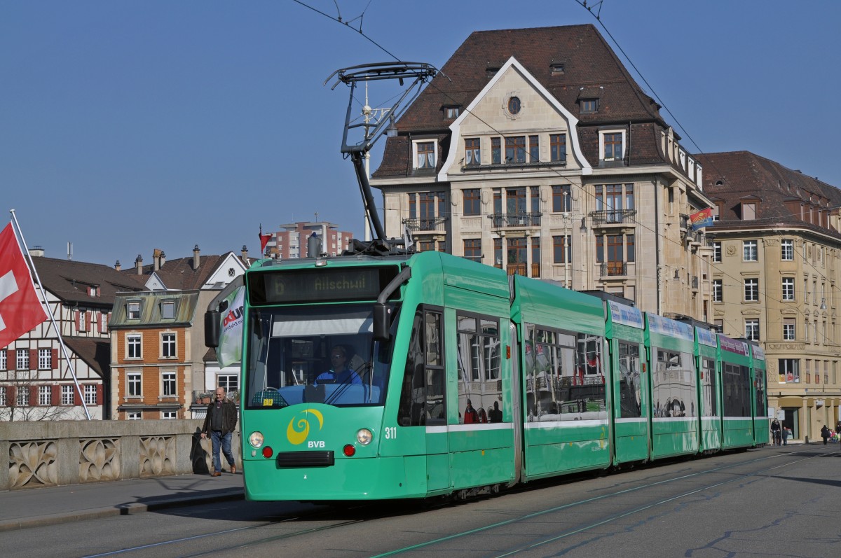 Be 6/8 Combino 311 auf der Linie 6 überquert die Mittlere Rheinbrücke. Die Aufnahme stammt vom 12.02.2015.