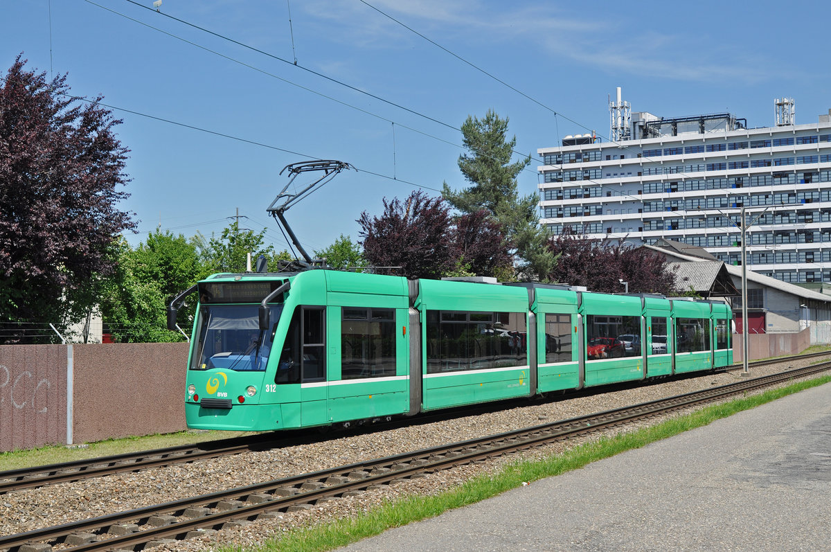 Be 6/8 Combino 312, auf der Linie 14, fährt zur Haltestelle Kästeli. Die Aufnahme stammt vom 22.05.2017.