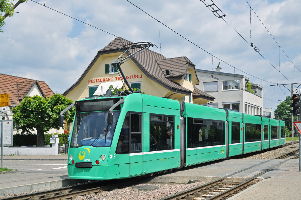 Be 6/8 Combino 312, auf der Linie 14, fährt bei der Abfahrtshaltestelle in Pratteln ein. Die Aufnahme stammt vom 25.05.2017.