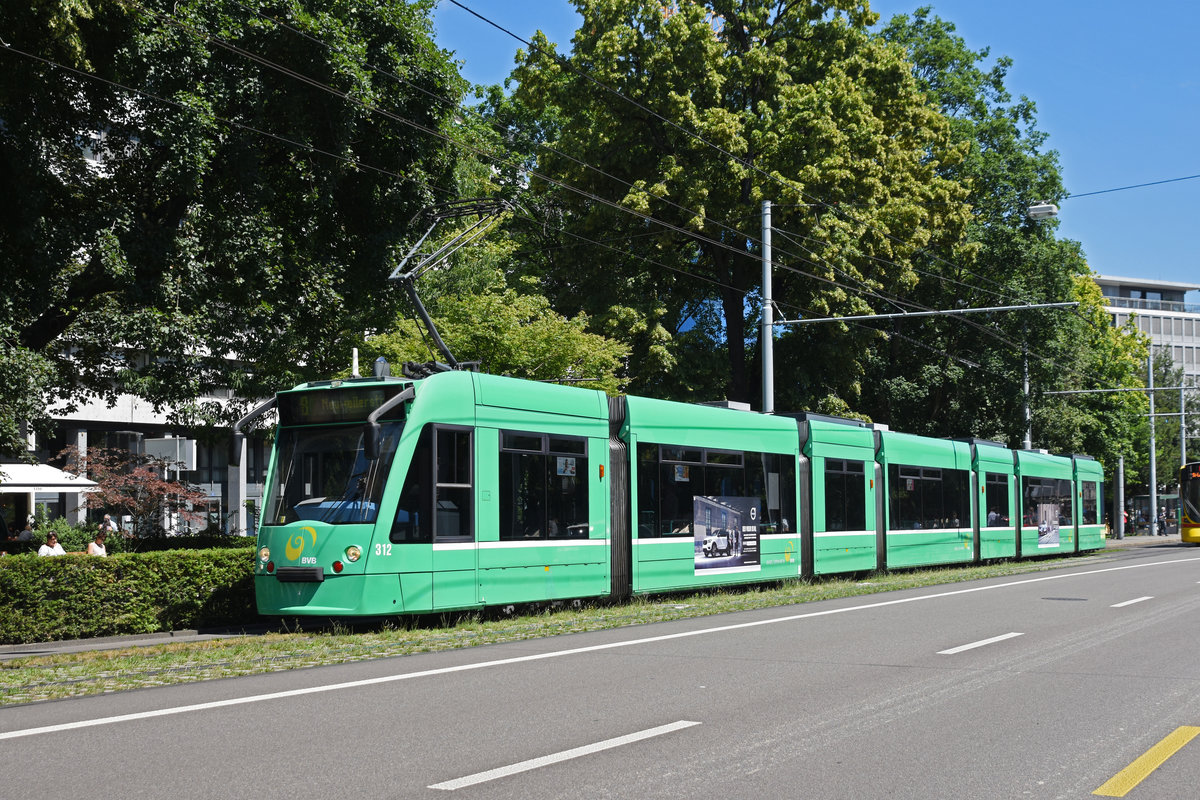 Be 6/8 Combino 312, auf der Linie 8, fährt zur Haltestelle am Bahnhof SBB. Die Aufnahme stammt vom 17.06.2019.
