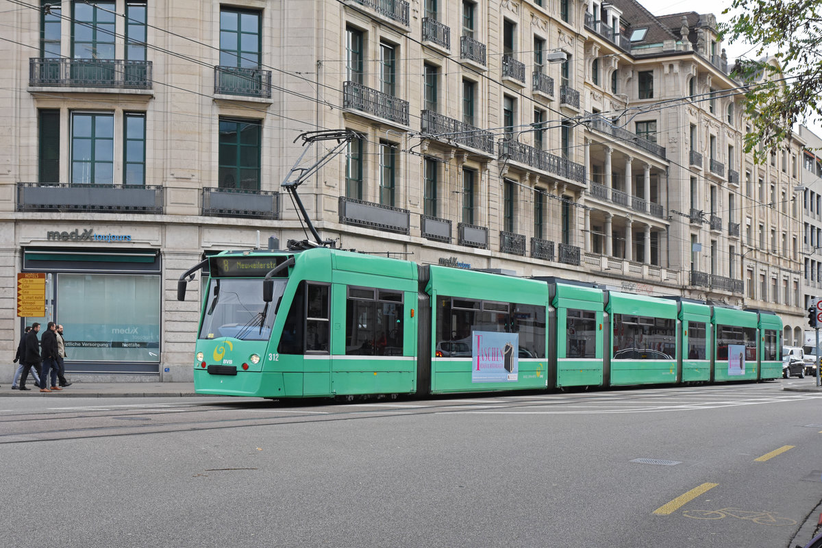 Be 6/8 Combino 312, auf der Linie 8, fährt Richtung Haltestelle Markthalle. Die Aufnahme stammt vom 14.11.2019.