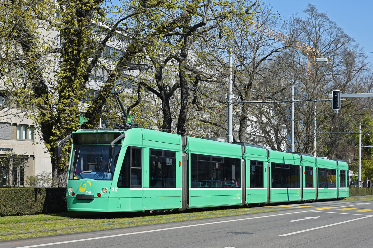 Be 6/8 Combino 312, auf der Linie 8, fährt zur Haltestelle am Bahnhof SBB. Die Aufnahme stammt vom 03.04.2020.