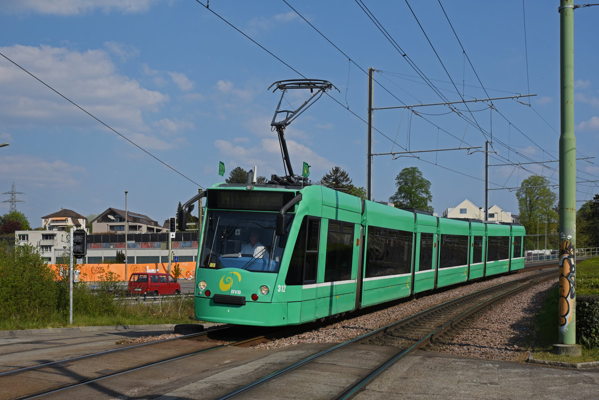 Be 6/8 Combino 312, auf der Linie 14, fährt zur Haltestelle St. Jakob. Die Aufnahme stammt vom 09.04.2020.