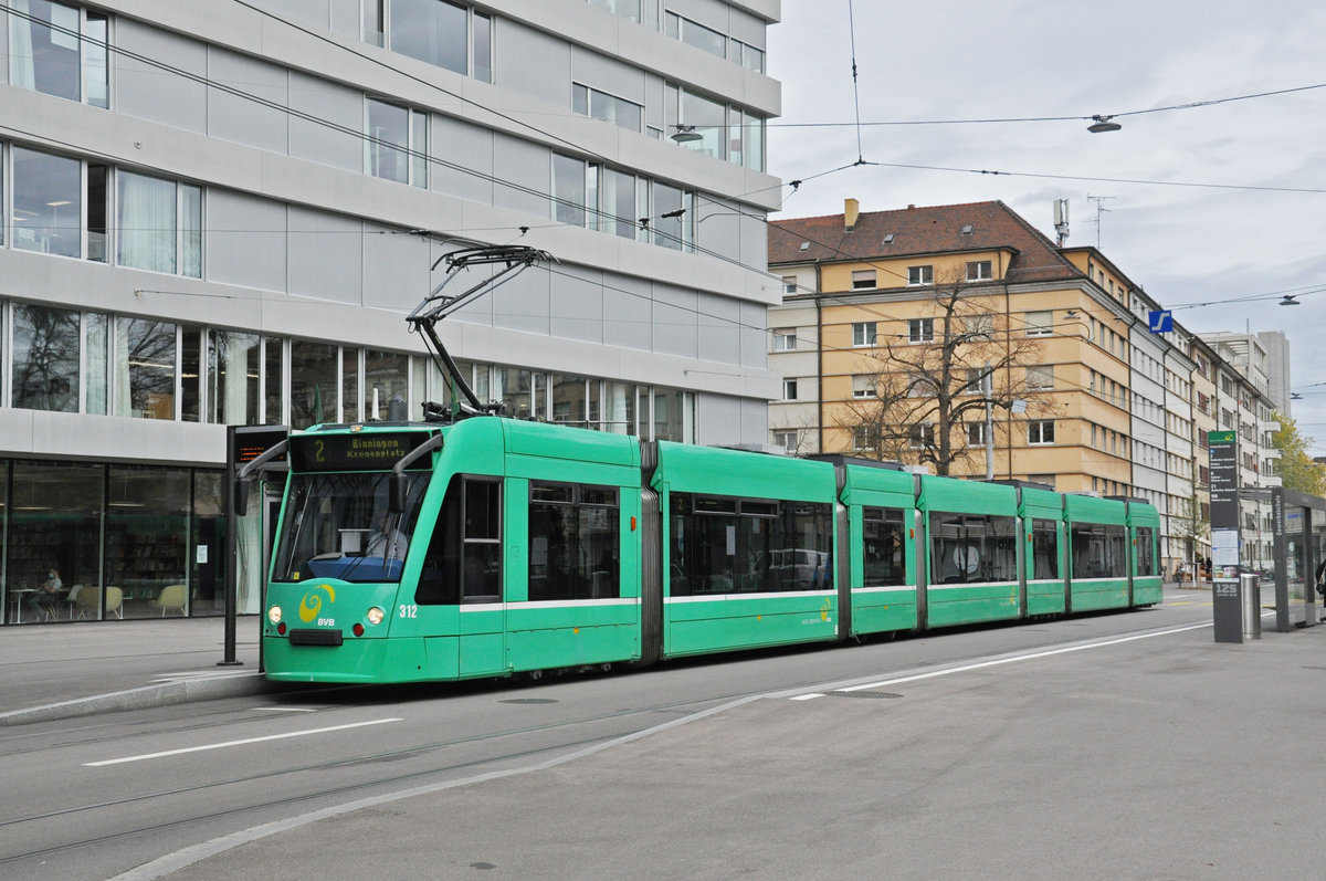 Be 6/8 Combino 312, auf der Linie 2, bedient die Haltestelle Gewerbeschule. Die Aufnahme stammt vom 02.11.2020.
