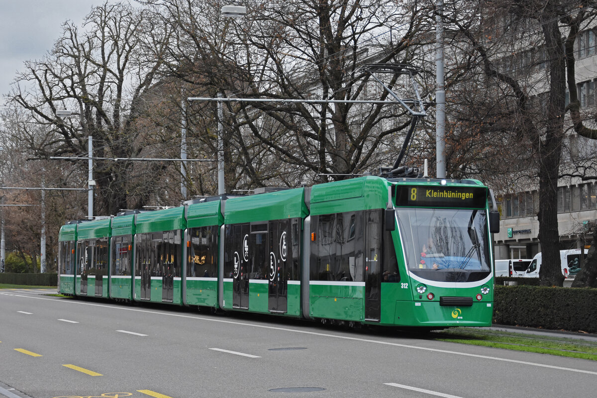 Be 6/8 Combino 312, auf der Linie 8, fährt zur Haltestelle Aeschenplatz. Die Aufnahme stammt vom 16.12.2021.