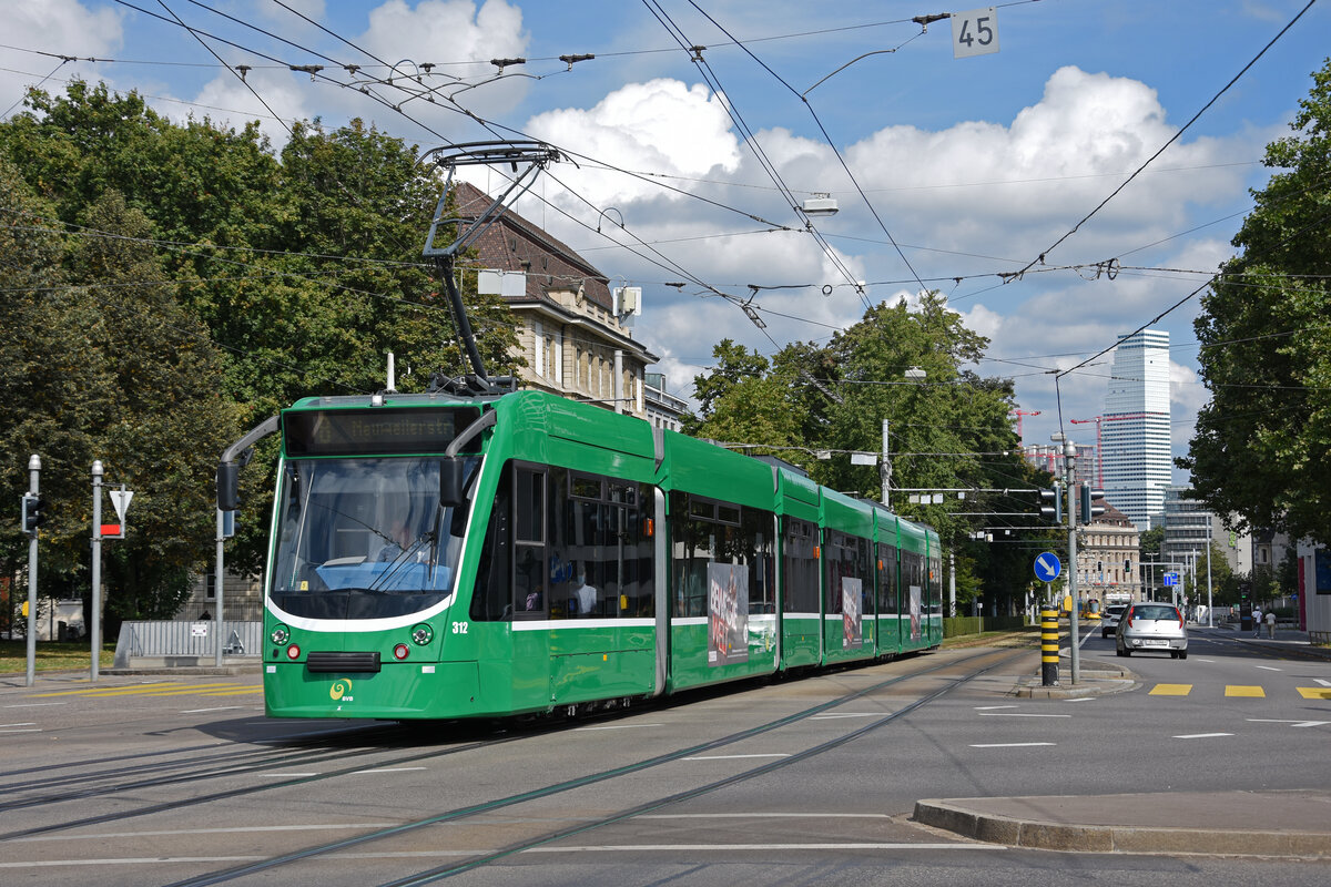 Be 6/8 Combino 312, auf der Linie 8, fährt zur Haltestelle am Bahnhof SBB. Die Aufnahme stammt vom 12.09.2021.