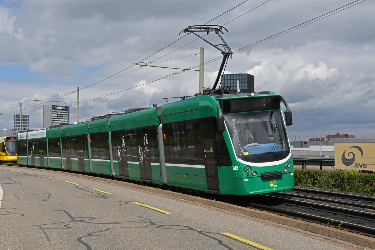 Be 6/8 Combino 312, auf der wegen einer Grossbaustelle zwischen Hardstrasse und Pratteln umgeleiteten Linie 14, fährt am 24.04.2023 zur Endstation beim Depot Dreispitz.
