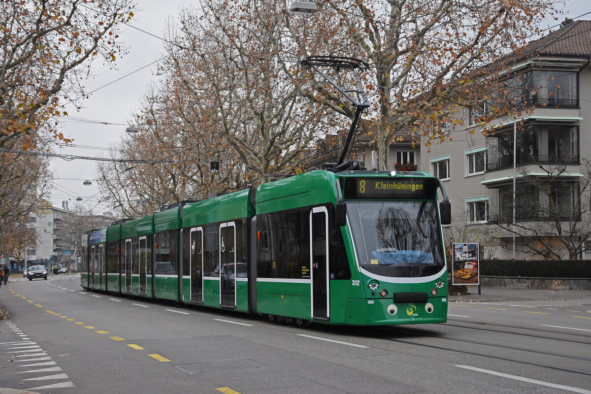 Be 6/8 Combino 312, auf der Linie 8, fährt am 22.11.2025 zur Haltestelle ZOO Bachletten. Aufnahme Basel.
