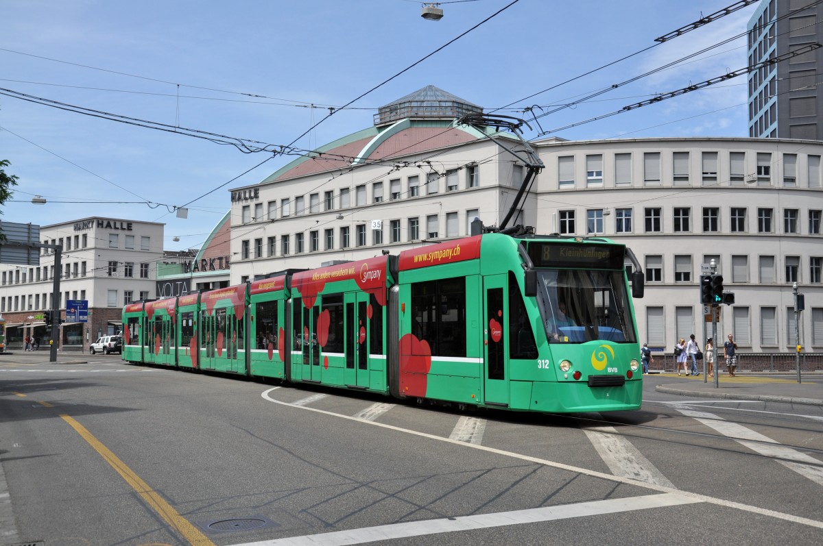 Be 6/8 Combino 312 auf der Linie 8 kurz vor der Haltestelle Bahnhof SBB. Die Aufnahme stammt vom 22.06.2014.