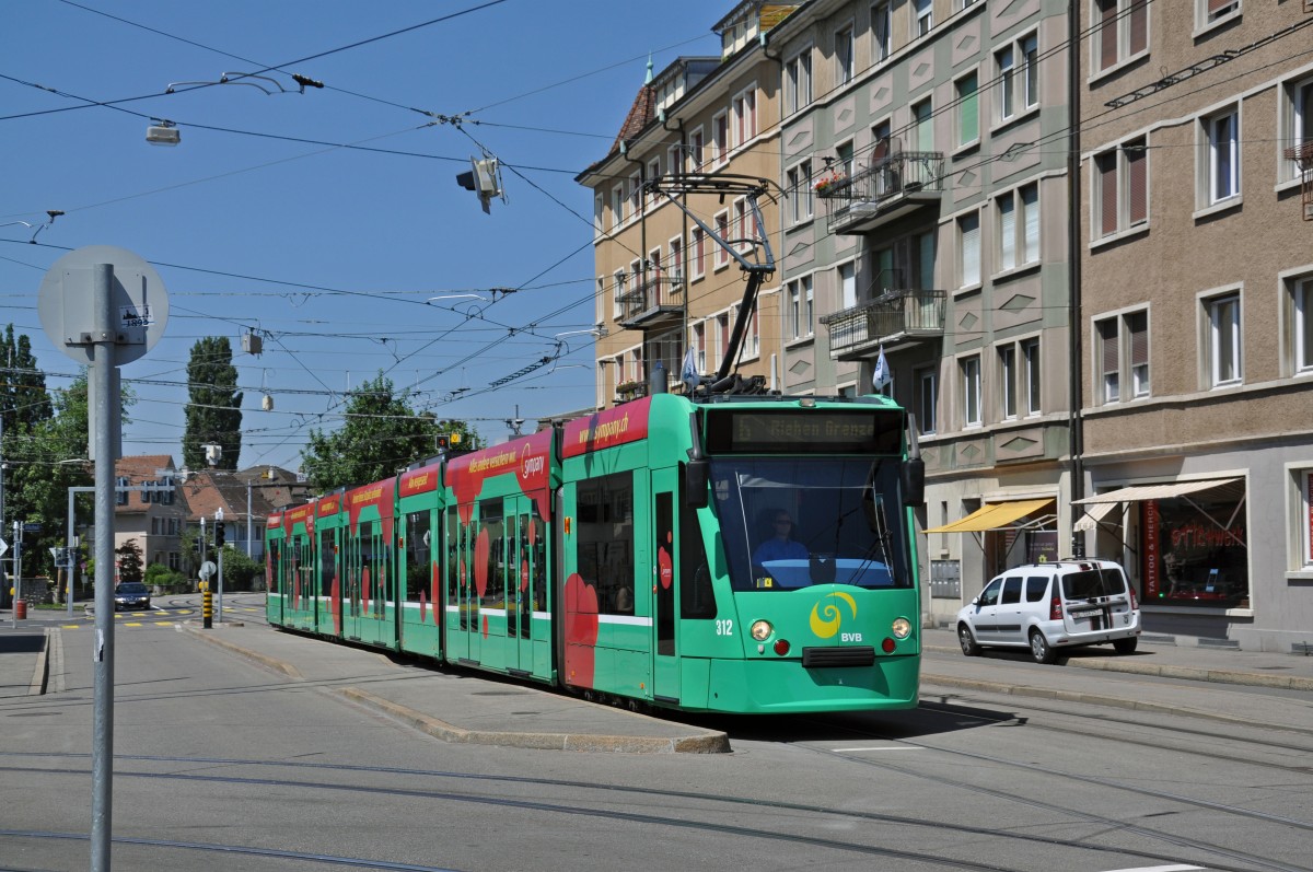 Be 6/8 Combino 312 auf der Linie 6 bei der Haltestelle Morgartenring. Die Aufnahme stammt vom 17.07.2014.