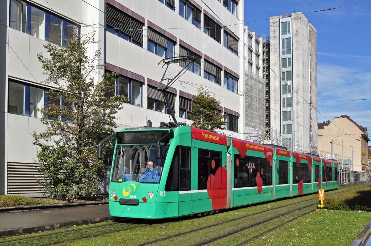 BE 6/8 Combino 312 auf der Linie 6 fährt zur Haltestelle Gewerbeschule. Die Aufnahme stammt vom 02.03.2015.