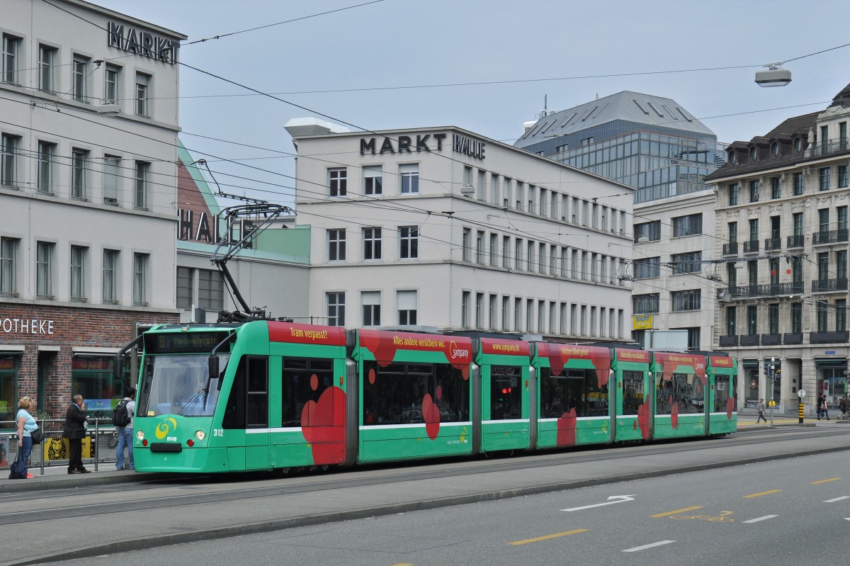 Be 6/8 Combino 312 auf der Linie 8 bedient die Haltestelle Markthalle. Die Aufnahme stammt vom 16.05.2015.