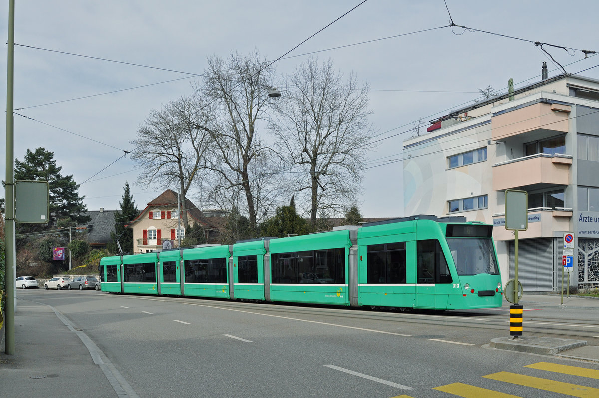 Be 6/8 Combino 313, auf der Linie 6, fährt zur Haltestelle Binningerstrasse. Die Aufnahme stammt vom 04.03.2017.