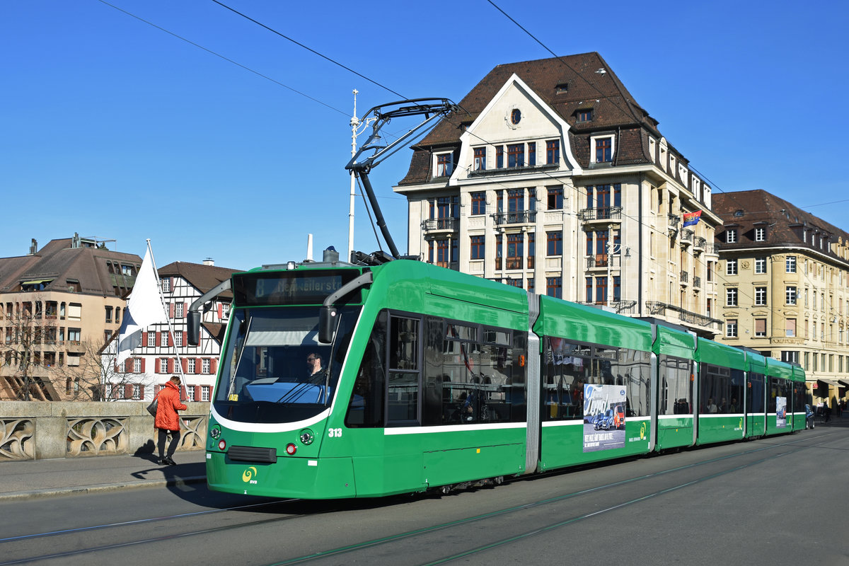 Be 6/8 Combino 313, auf der Linie 8, überquert die Mittlere Rheinbrücke. Die Aufnahme stammt vom 13.02.2019.