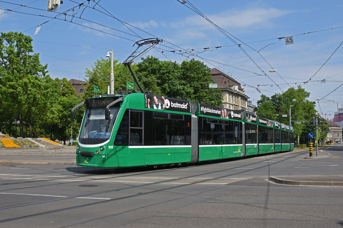 Be 6/8 Combino 313, auf der Linie 8, fährt zur Haltestelle am Bahnhof SBB. Die Aufnahme stammt vom 26.04.2020.