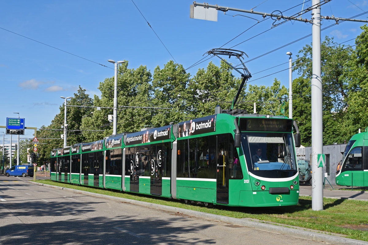 Be 6/8 Combino 313, auf der Linie 2, fährt in die Schlaufe beim Eglisee. Die Aufnahme stammt vom 12.05.2020.
