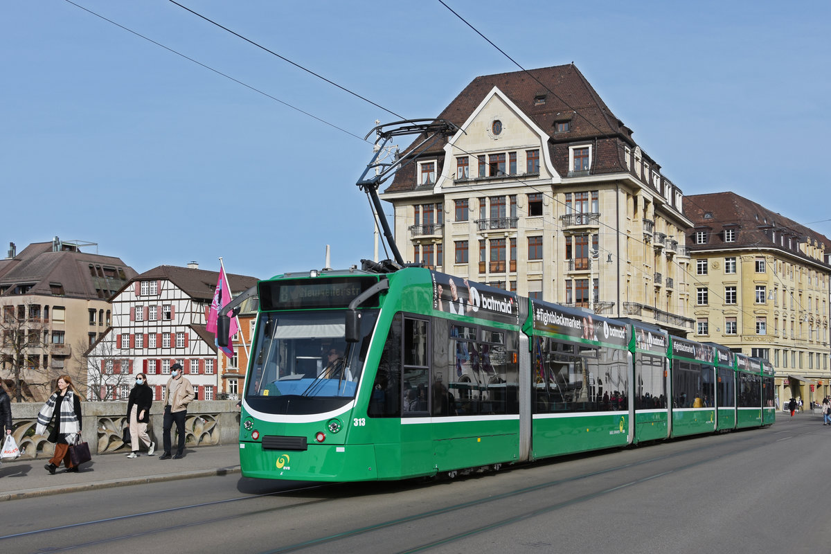 Be 6/8 Combino 313, auf der Linie 8, überquert die Mittlere Rheinbrücke. Die Aufnahme stammt vom 22.02.2021.