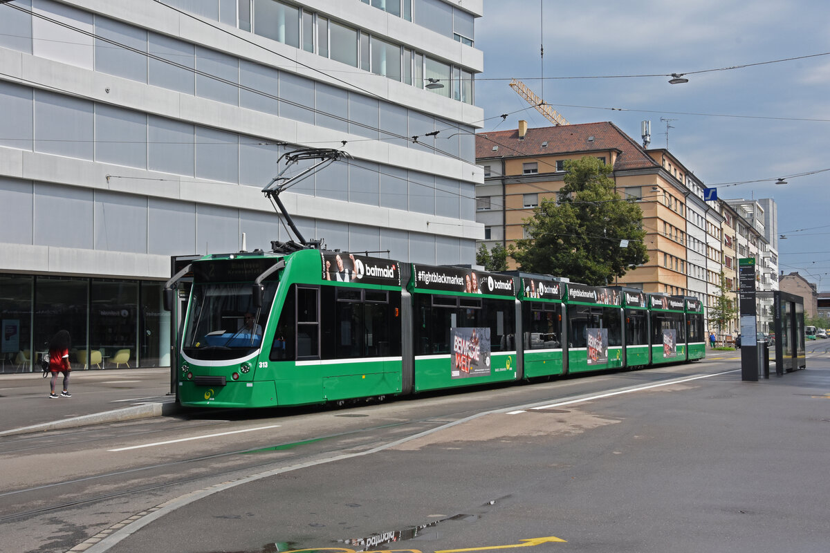 Be 6/8 Combino 313, auf der Linie 2, bedient die Haltestelle Gewerbeschule. Die Aufnahme stammt vom 15.08.2021.
