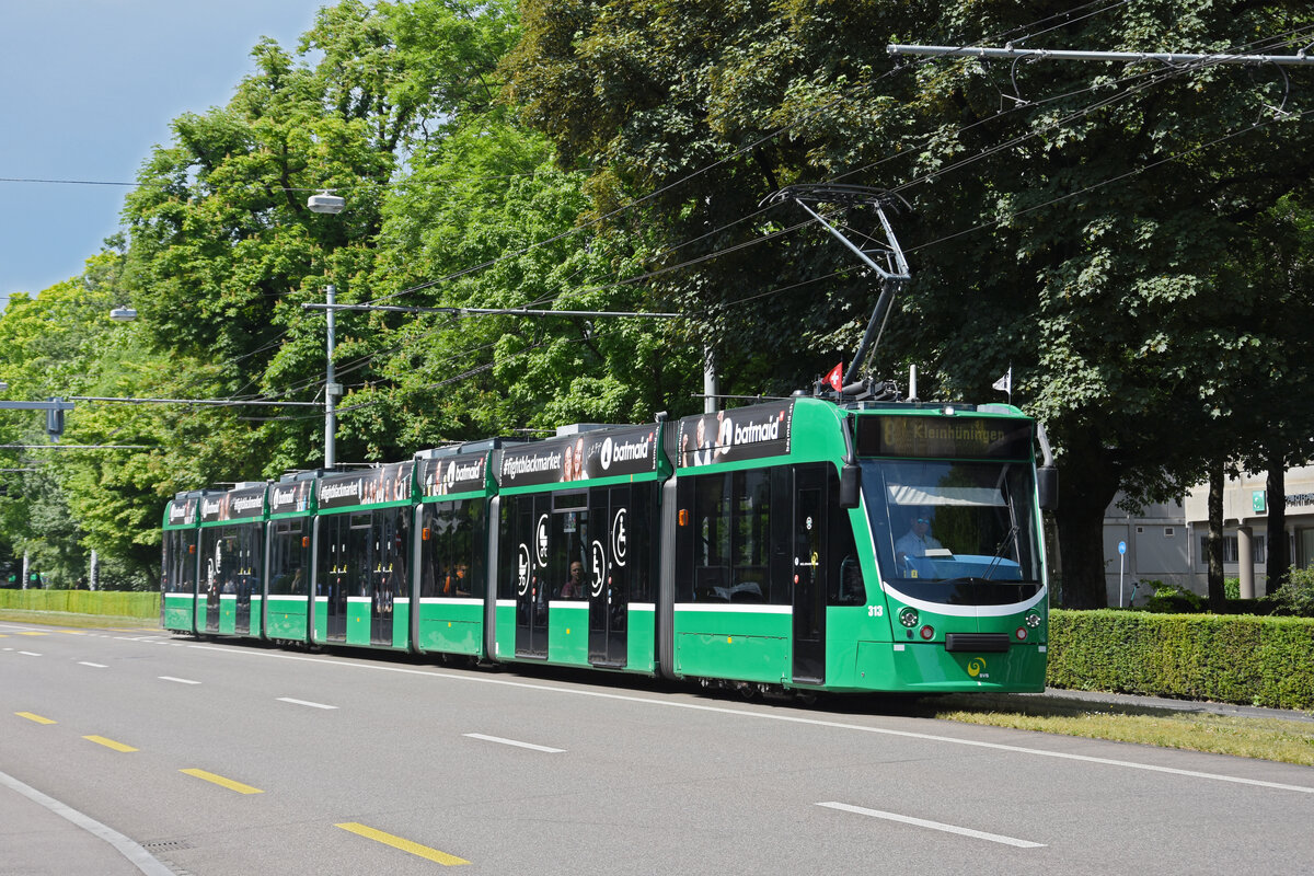 Be 6/8 Combino 313, auf der Linie 8, fährt zur Haltestelle am Aeschenplatz. Die Aufnahme stammt vom 20.05.2022.