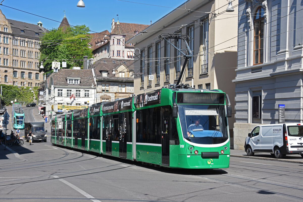 Be 6/8 Combino 313, auf der Linie 8, fährt am 19.07.2022 den Steinenberg hoch zur Haltestelle Bankverein.