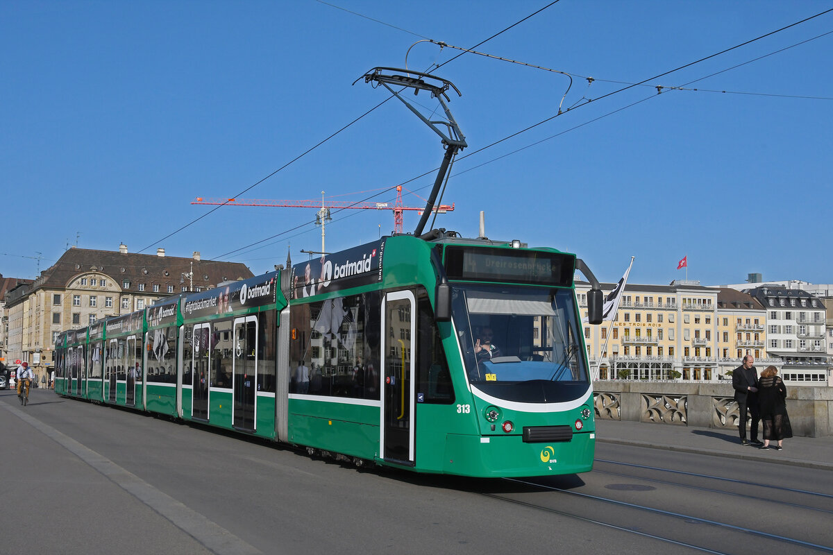 Be 6/8 Combino 313, auf der Linie 14, überquert am 31.05.2023 die Mittlere Rheinbrücke.