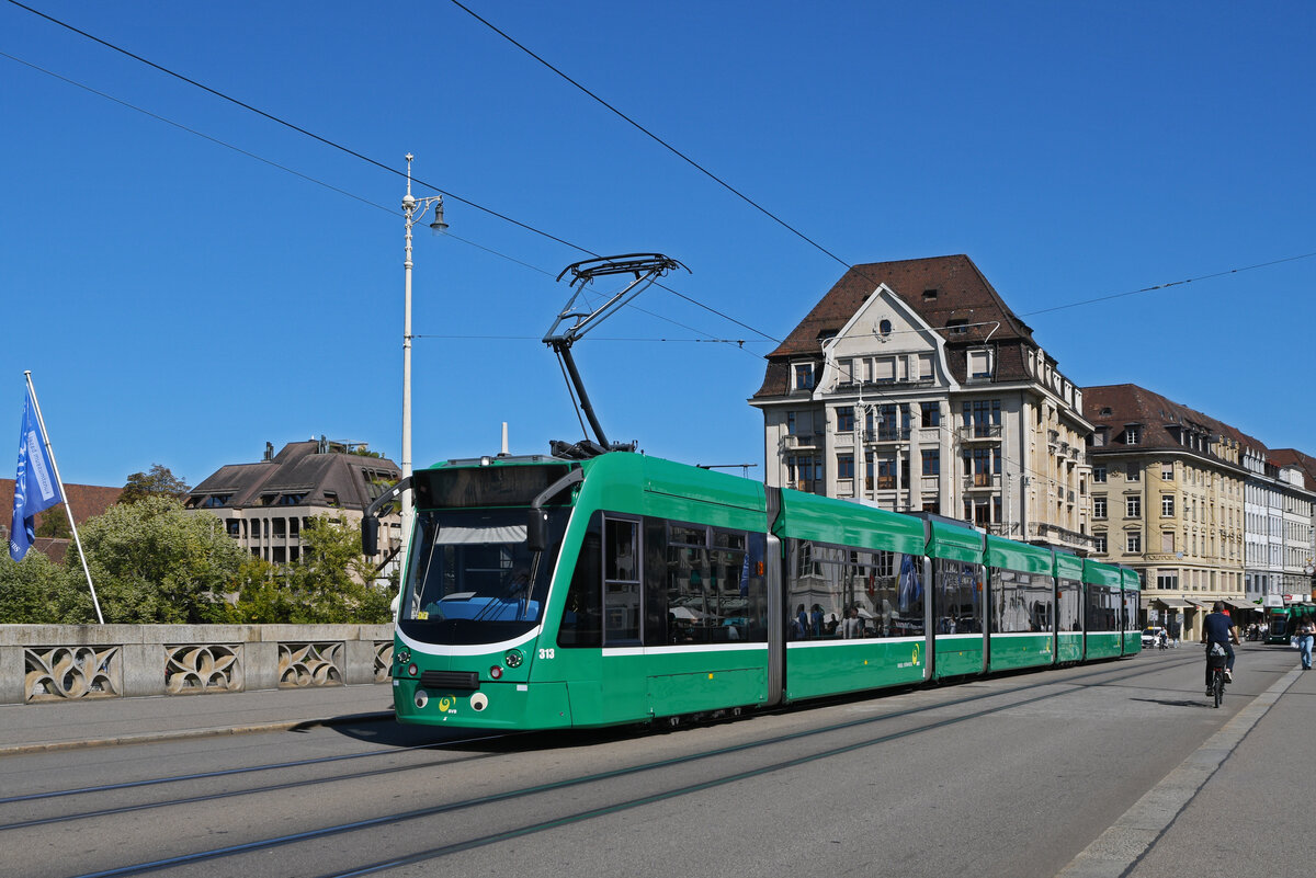 Be 6/8 Combino 313, auf der Linie 8, überquert am 18.09.2025 die Mittlere Rheinbrücke. Aufnahme Basel.