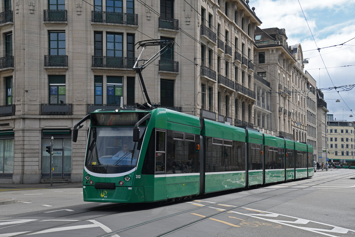 Be 6/8 Combino 313, auf der Linie 8, fährt am 14.04.2025 zur Haltestelle Markthalle. Aufnahme Basel.