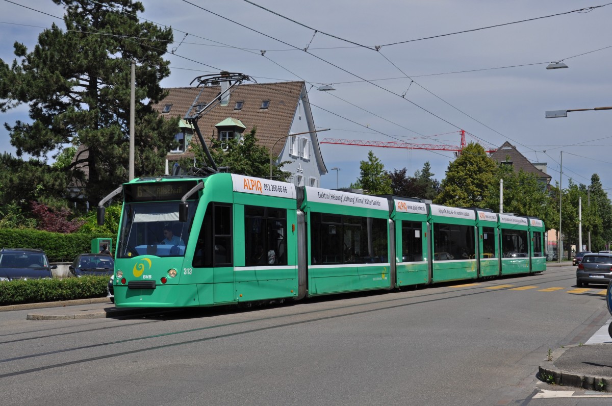 Be 6/8 Combino 313 bedient auf der Linie 6 die Haltestelle Kirche. Die Aufnahme stammt vom 06.06.2014.