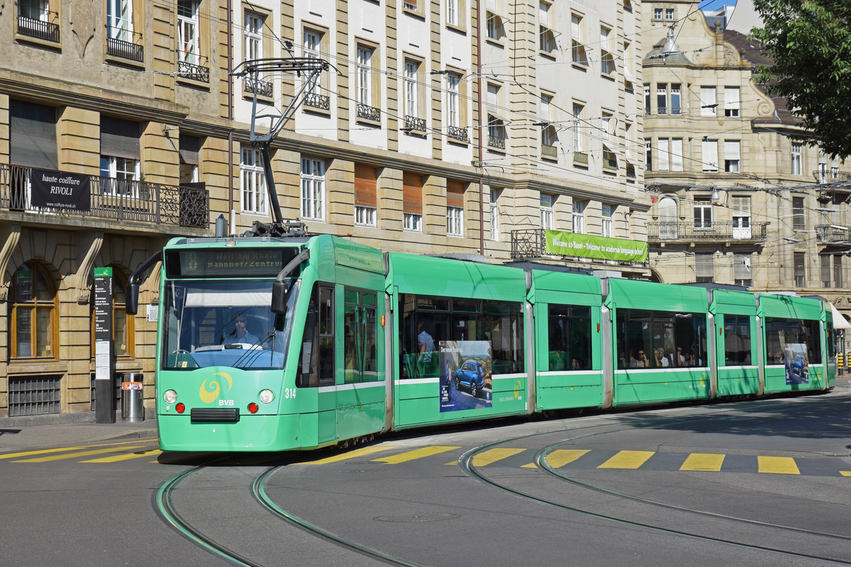 Be 6/8 Combino 314, auf der Linie 8, verlässt die Haltestelle Schifflände. Die Aufnahme stammt vom 20.06.2018.