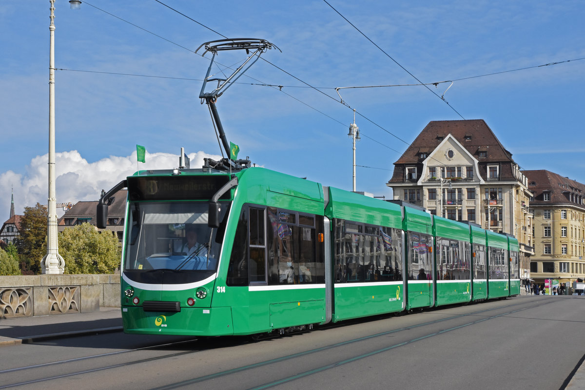 Be 6/8 Combino 314, auf der Linie 8, überquert die Mittlere Rheinbrücke. Die Aufnahme stammt vom 13.10.2020.