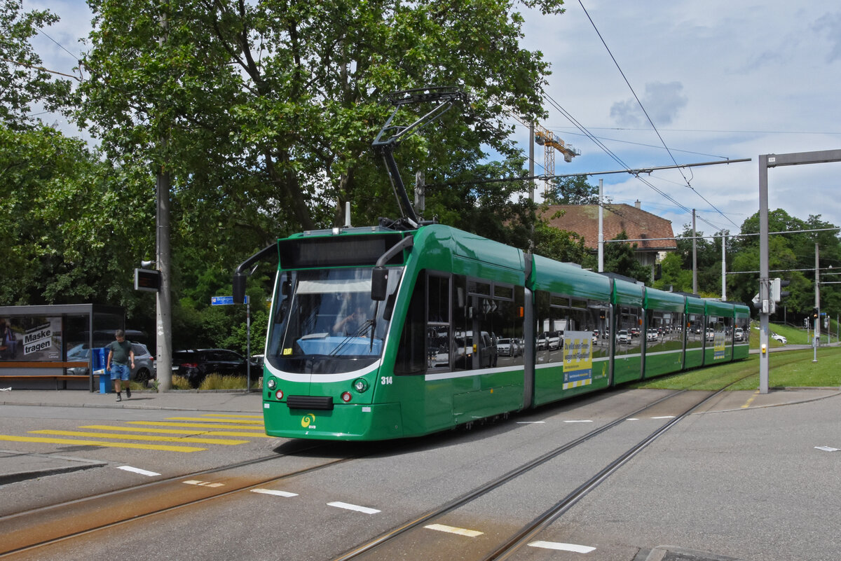 Be 6/8 Combino 314, auf der Linie 14, fährt bei der Haltestelle St. Jakob ein. Die Aufnahme stammt vom 30.06.2021. 