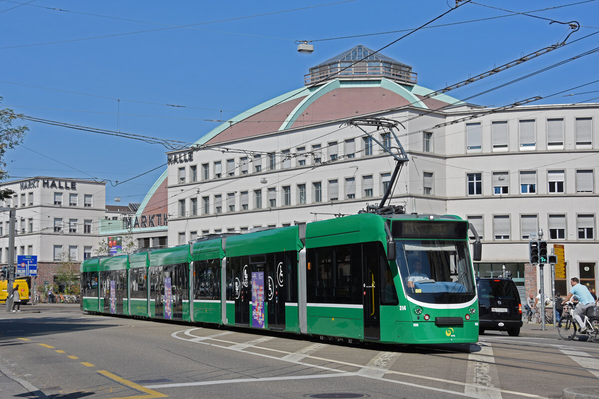 Be 6/8 Combino 314, auf der Linie 1, fährt zur Haltestelle am Bahnhof SBB. Die Aufnahme stammt vom 13.09.2021.