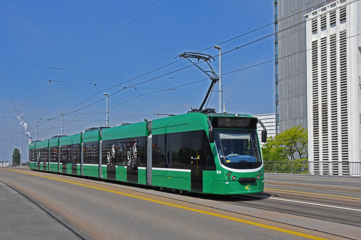 Be 6/8 Combino 314, auf der Linie 1, überquert die Dreirosenbrücke. Die Aufnahme stammt vom 02.05.2022.