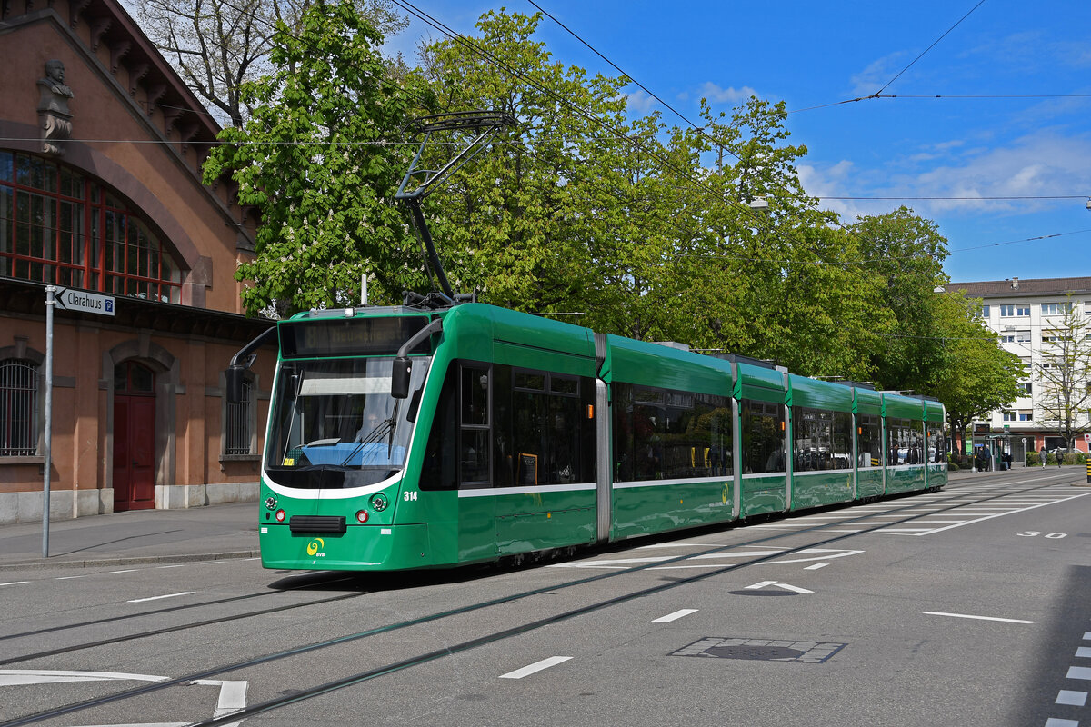 Be 6/8 Combino 314, auf der Linie 8, fährt am 21.04.2023 zur Haltestelle am Claraplatz.
