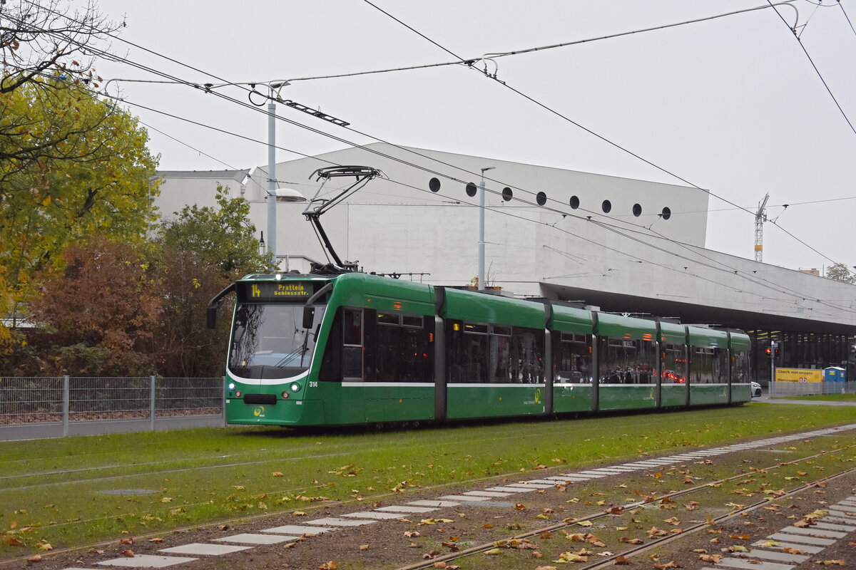 Be 6/8 Combino 314, auf der Linie 14, verlässt am 11.11.2024 die Haltestelle St. Jakob. Aufnahme Basel.