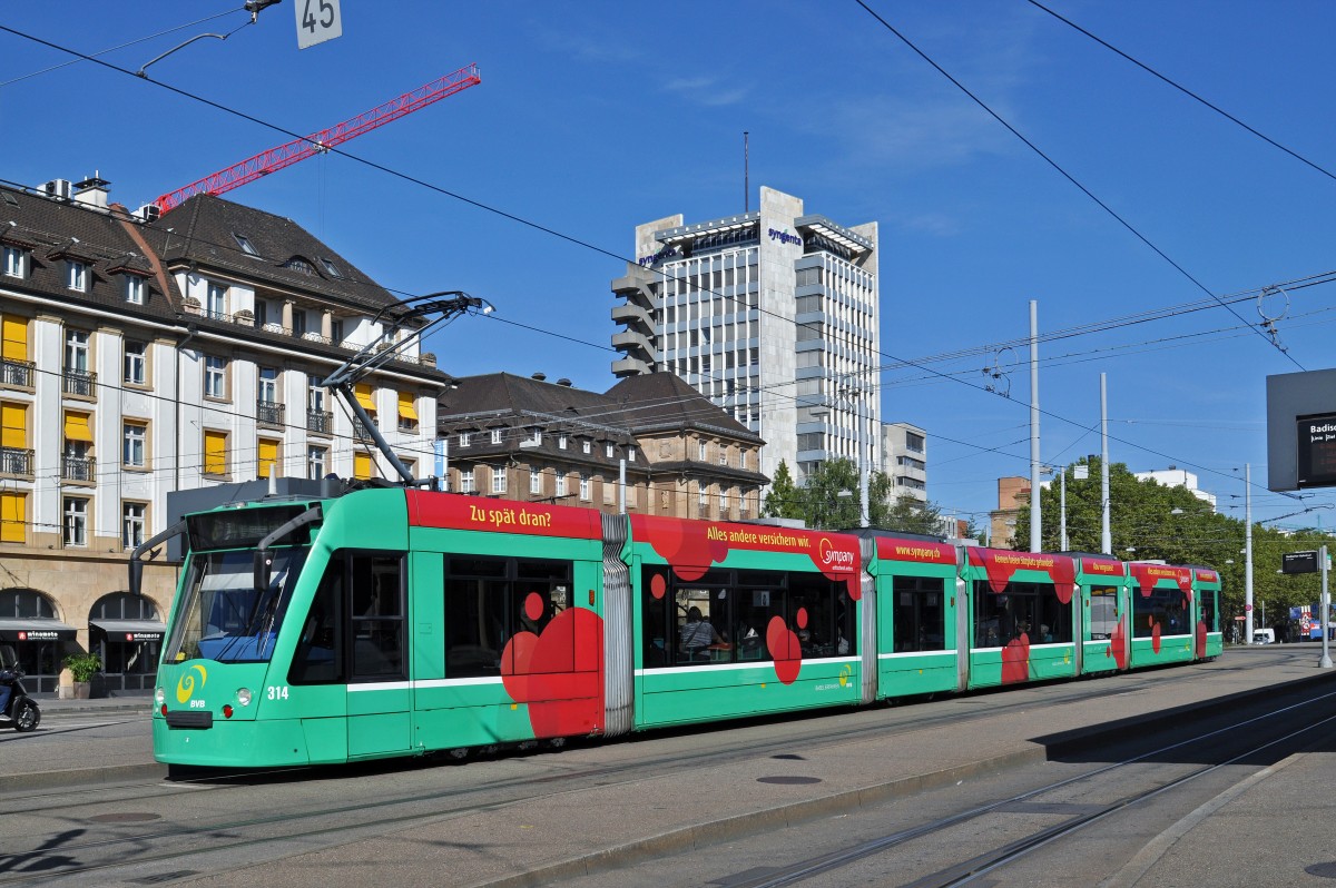Be 6/8 Combino 314 auf der Linie 6 bedient die Haltestelle am Badischen Bahnhof. Die Aufnahme stammt vom 26.08.2015.