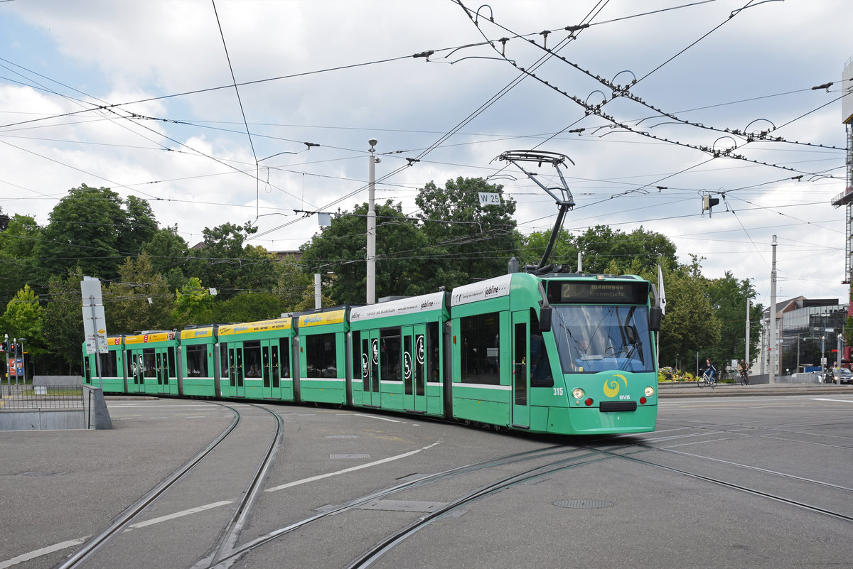 Be 6/8 Combino 315, auf der Linie 2, fährt zur Haltestelle Bahnhof SBB. Die Aufnahme stammt vom 25.06.2018.