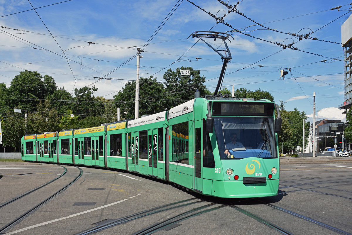 Be 6/8 Combino 315, auf der Linie 2, fährt zur Haltestelle Bahnhof SBB. Die Aufnahme stammt vom 24.06.2018.