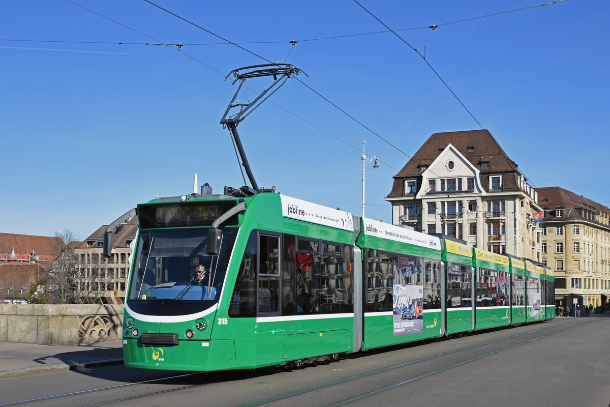 Be 6/8 Combino 315, auf der Linie 8, überquert die Mittlere Rheinbrücke. Die Aufnahme stammt vom 13.02.2019.