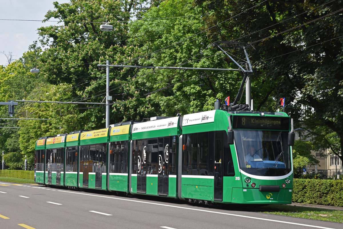 Be 6/8 Combino 315, auf der Linie 8, fährt zur Haltestelle Aeschenplatz. Die Aufnahme stammt vom 25.05.2019.