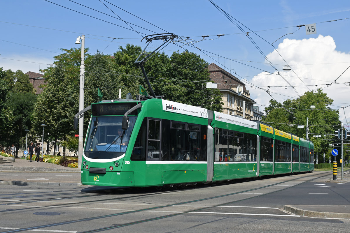 Be 6/8 Combino 315, auf der Linie 8, fährt zur Haltestelle am Bahnhof SBB. Die Aufnahme stammt vom 11.08.2020.