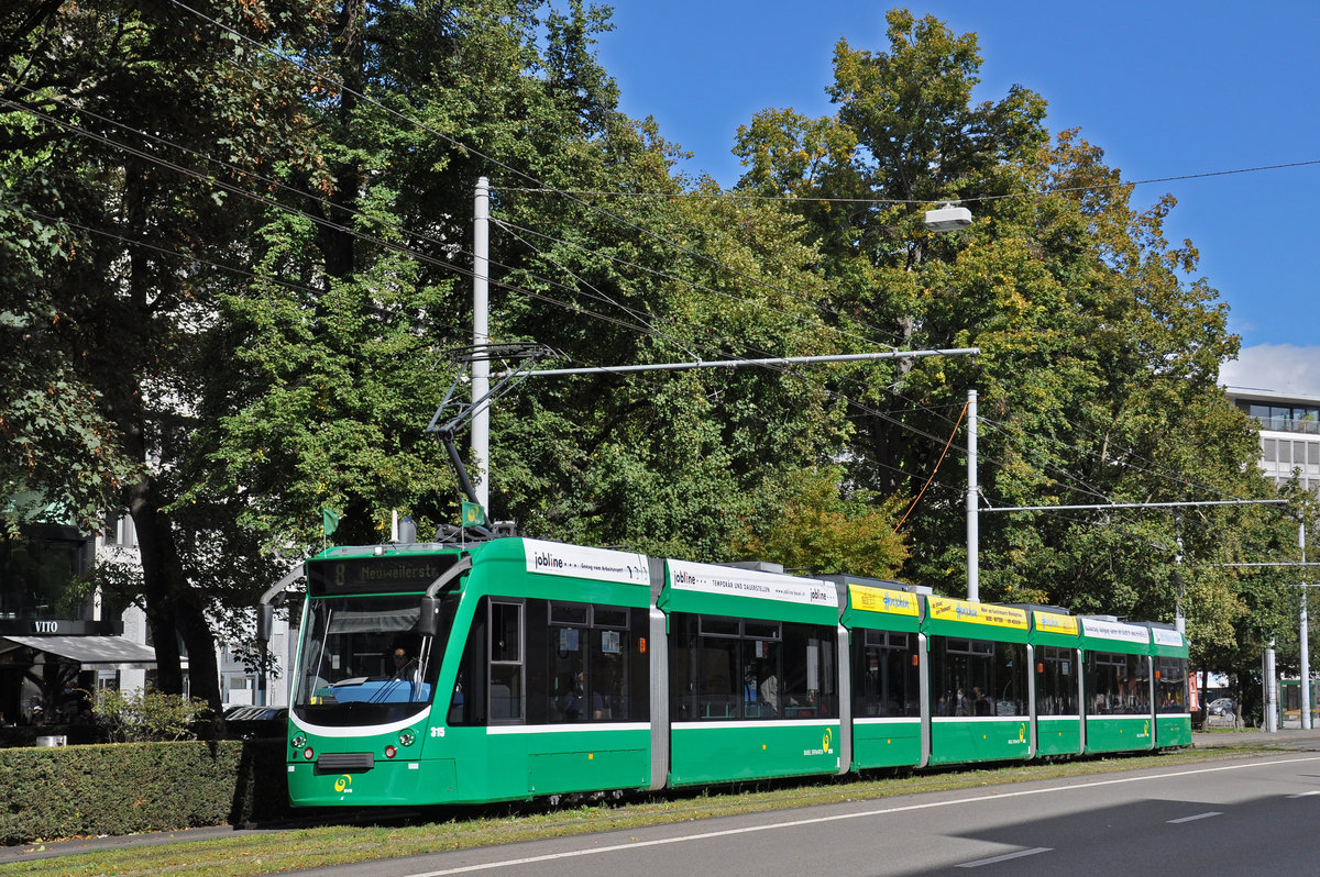 Be 6/8 Combino 315, auf der Linie 8, fährt zur Haltestelle am Bahnhof SBB. Die Aufnahme stammt vom 04.10.2020.